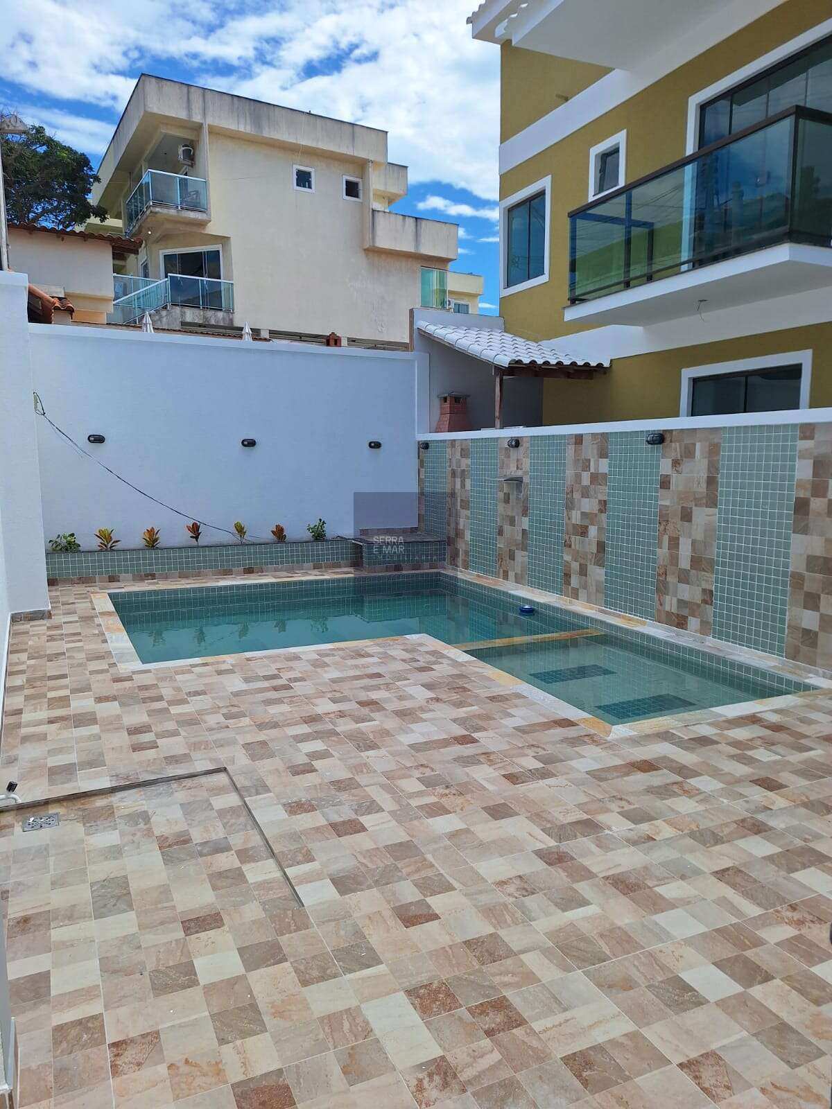 Oportunidade no Peró: casas novas com 4 suítes, 4 vagas e piscina em Cabo Frio - Serra e Mar Imobiliária